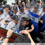【台湾】中国高官の訪台に抗議する市民を排除