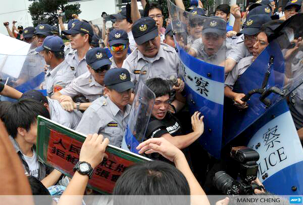 【台湾】中国高官の訪台に抗議する市民を排除