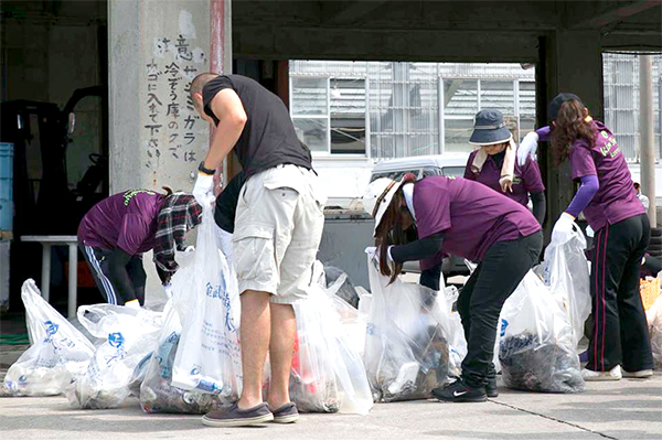 毎年恒例の海岸清掃作業に参加する在日米海兵隊員たち